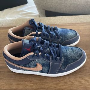 MAKE AN OFFER! NIKE SHOES SIZE 10.5 MENS